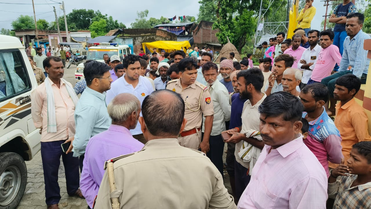 लापता युवक का शव मिलने के बाद एकत्र भीड़.