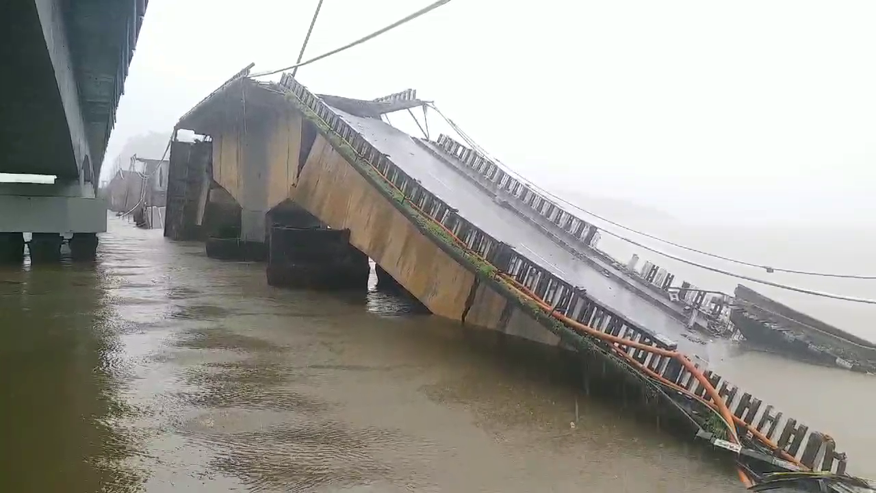 Truck fell into River  Driver from Kerala  കാളി നദിയിലെ പാലം  Karwar Goa NH