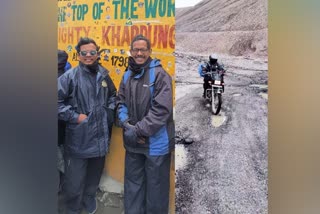 father-and-son-draw-attention-by-cycling-through-remote-areas-like-khardung-la-in-kashmir