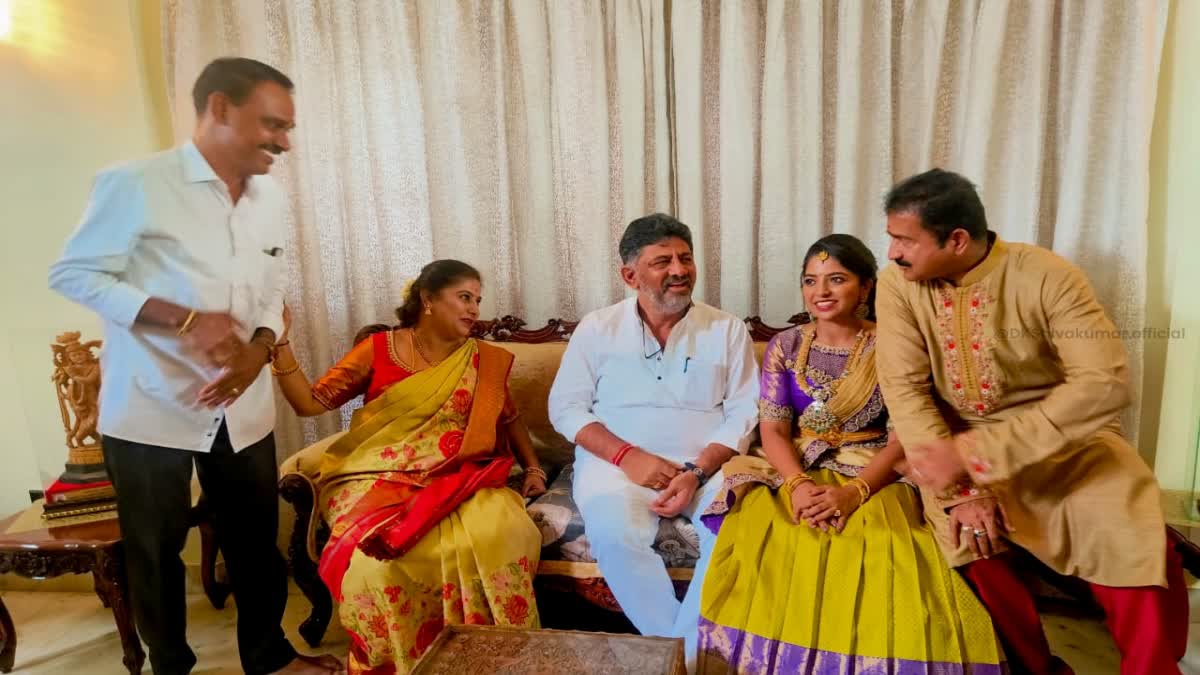 DCM DK Shivakumar celebrated Krishna Janmashtami  Krishna Janmashtami at former BJP MLA house  former BJP MLA house in Bengaluru  DCM DK Shivakumar  ನಾವು ಆಪರೇಷನ್​ ಹಸ್ತ ಮಾಡುವುದಿಲ್ಲ  ಬಿಜೆಪಿ ಮಾಜಿ ಶಾಸಕಿ ಮನೆಯಲ್ಲಿ ಕೃಷ್ಣ ಜನ್ಮಾಷ್ಟಮಿ  ಕೃಷ್ಣ ಜನ್ಮಾಷ್ಟಮಿ ಆಚರಿಸಿದ ಡಿಸಿಎಂ ಡಿಕೆ ಶಿವಕುಮಾರ್​ ಡಿಸಿಎಂ ಡಿಕೆ ಶಿವಕುಮಾರ್  ಕೃಷ್ಣ ಜನ್ಮಾಷ್ಟಮಿ ಕಾರ್ಯಕ್ರಮದಲ್ಲಿ ಭಾಗಿ  ಬಿಜೆಪಿ ಮಾಜಿ ಶಾಸಕಿ ಪೂರ್ಣಿಮಾ ಶ್ರೀನಿವಾಸ್  ಮಾಜಿ ಸಚಿವ ಕೃಷ್ಣಪ್ಪ  ಜನರ ಬದುಕು ಬದಲಾವಣೆ ಮುಖ್ಯ ಎಂದ ಡಿಕೆಶಿ