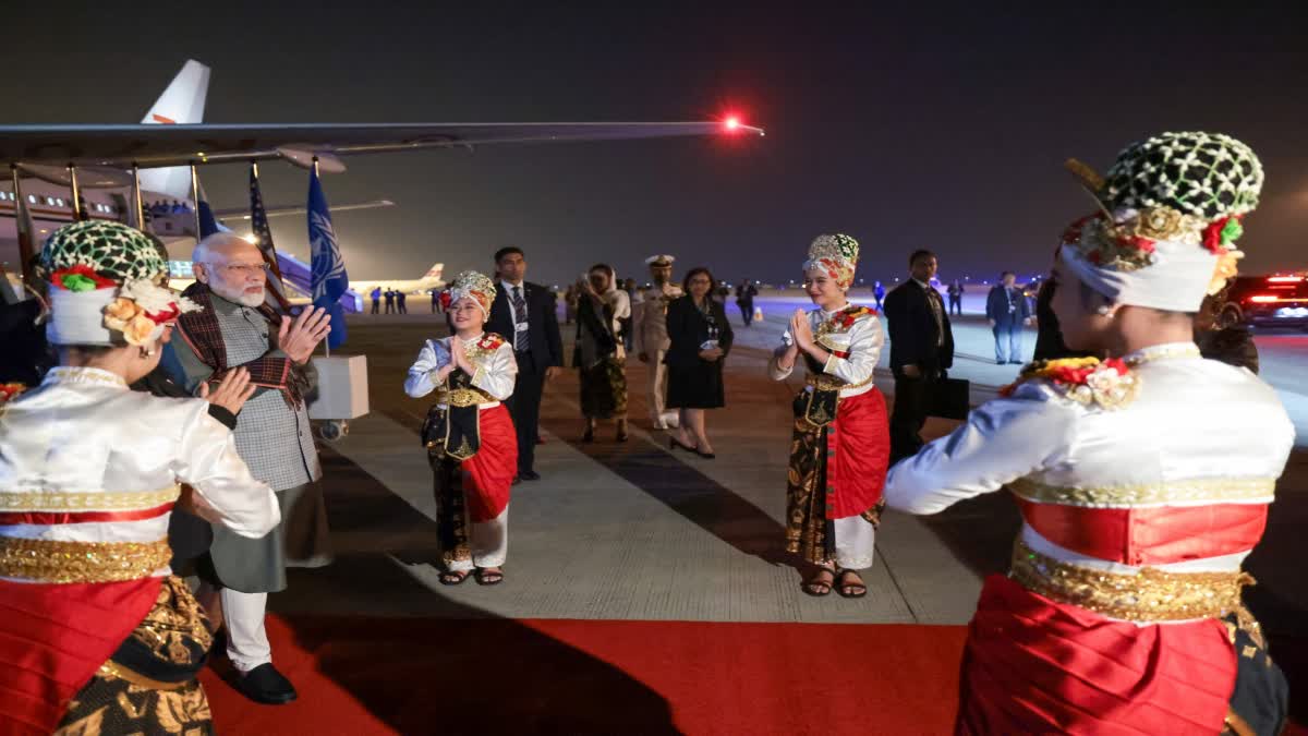 PM Modi gets rousing welcome from Indian diaspora in Indonesia