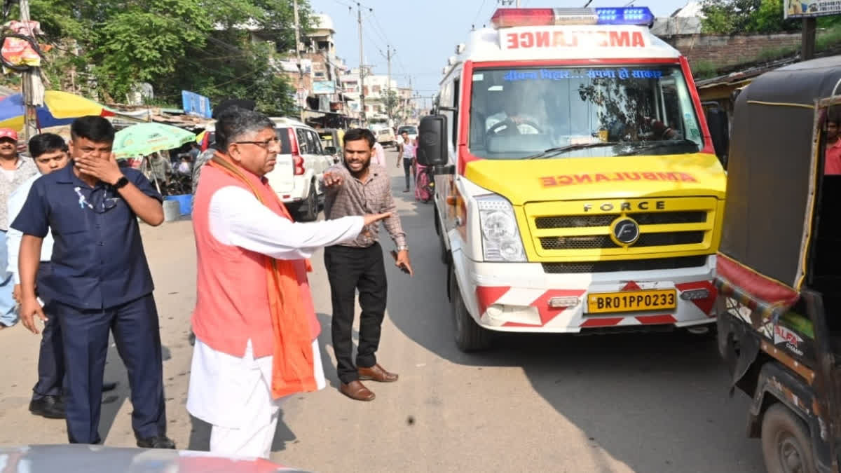 Ravi Shankar Prasad clears traffic jam for ambulance to pass in Patna