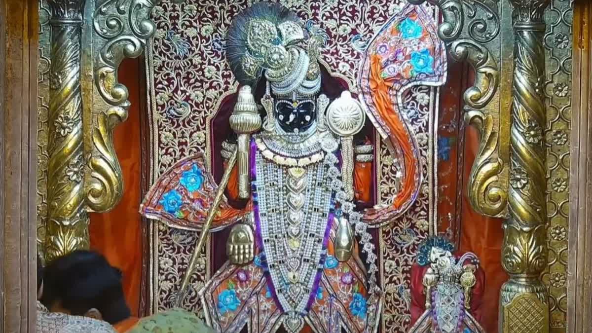 krishna-janmashtami-2023-jagat-mandir-dwarka-became-krishnamaya-with-mangala-aarti