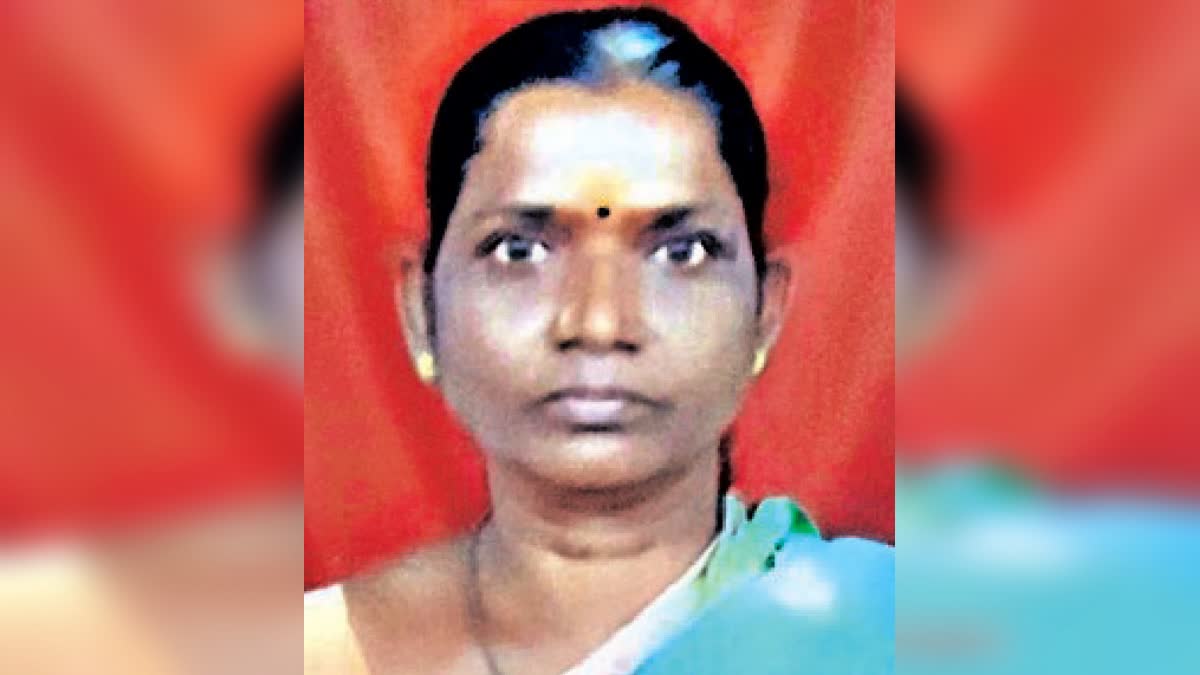 woman who fell into Hussain Sagar Nala  got washed away died  Hussain Sagar Nala  ಹುಸೇನ್ ಸಾಗರ ನಾಲೆಗೆ ಆಯಾತಪ್ಪಿ ಬಿದ್ದ ಮಹಿಳೆ  ನಾಲ್ಕು ದಿನಗಳ ಬಳಿಕ ಪತ್ತೆಯಾದ ಮೃತದೇಹ  ಹುಸೇನ್ ಸಾಗರ ನಾಲೆ  ಸಾಗರ ನಾಲೆಗೆ ಬಿದ್ದು ಕೊಚ್ಚಿಕೊಂಡು ಹೋಗಿರುವ ಘಟನೆ  ಹುಸೇನ್ ಸಾಗರ್ ನಾಲಾದಲ್ಲಿ ಬಿದ್ದು ಕೊಚ್ಚಿಹೋದ ಮಹಿಳೆ  ದೇಹ ಛಿದ್ರಗೊಂಡ ಸ್ಥಿತಿಯಲ್ಲಿ ಪತ್ತೆ  ಮಹಿಳೆಯ ಕುಟುಂಬಸ್ಥರ ಪ್ರಕಾರ