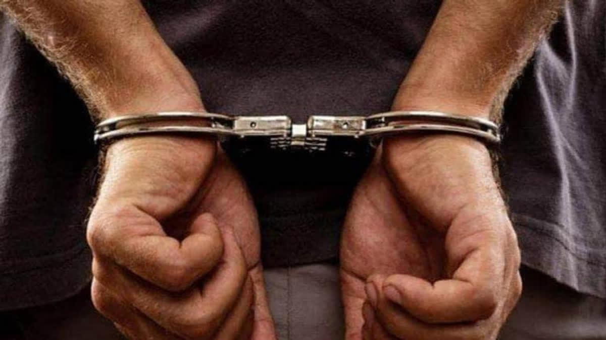 Legal head of MNC caught red handed giving bribe to cop in Gurugram,  arrested