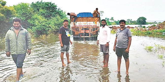 ನೀರಿನಲ್ಲಿ ಮುಳುಗಿದ್ದ ಲಾರಿಯನ್ನು ಹೊರತಂದ ಜನರು