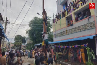 கிருஷ்ண ஜெயந்தி முன்னிட்டு வழுக்குமரம் ஏறுதல், உரி அடித்தல் திருவிழா கோலாகலம்..இளைஞர்கள் உற்சாகத்துடன் பங்கேற்பு