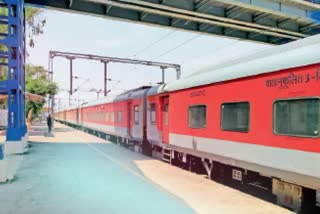 Nanded Express ran without guard  Railways ordered investigation  Nanded Express train stopped at Dabra  gwalior Railways news  gwalior latest news  mp hindi news  ഗാര്‍ഡില്ലാതെ ട്രെയിന്‍ എടുത്ത് എഞ്ചില്‍ ഡ്രൈവര്‍  ഗ്വാളിയോര്‍  ഗ്വാളിയോര്‍ റെയില്‍വേ സ്റ്റേഷന്‍