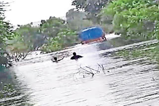 Lorry driver who sought Google map's help ends up parking car in deep water, somehow manages to escape