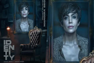 Mandira Bedi Identity First Look Poster  Mandira Bedi in Tovinos Identity  അഖില്‍ പോളും അനസ് ഖാനും  ഫോറന്‍സിക്  ടൊവിനോയുടെ ഐഡന്‍റിറ്റി  ടൊവിനോയുടെ ഐഡന്‍റിറ്റിയിൽ മന്ദിര ബേദിയും  ഐഡന്‍റിറ്റിയിൽ മന്ദിര ബേദിയും  മന്ദിര ബേദി ഫസ്റ്റ് ലുക്ക് പോസ്റ്റർ പുറത്ത്  മന്ദിര ബേദി ഫസ്റ്റ് ലുക്ക് പോസ്റ്റർ  Mandira Bedi in Identity  Identity First Look Poster