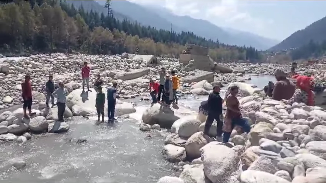 Manali Beas river crate wall construction