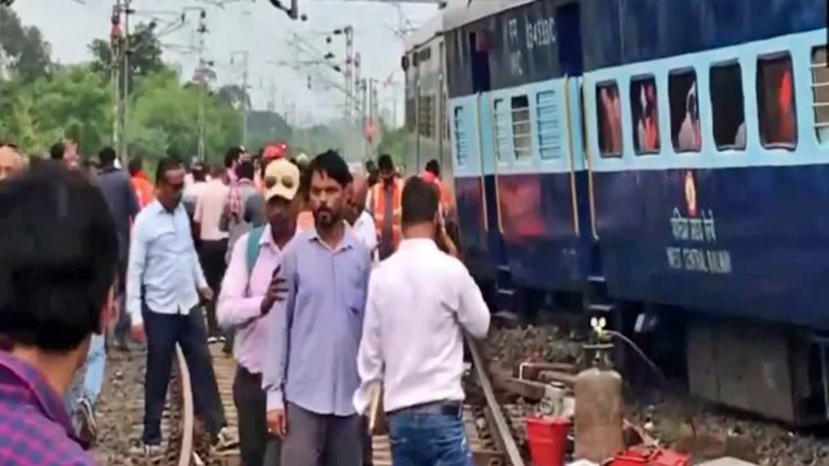 INDORE JABALPUR TRAIN DERAIL  MADHYAPRADESH TRAIN DERAIL  ഇൻഡോർ ജബൽപൂർ ട്രെയിന്‍ പാളം തെറ്റി  മധ്യപ്രദേശ് ട്രെയിന്‍ പാളം തെറ്റി