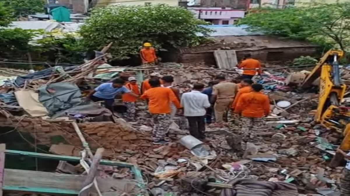 100 years old two storied building collapsed at amravati paratwada, One died and three injured