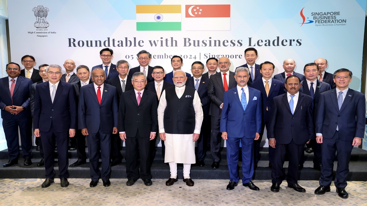 Prime Minister Narendra Modi with business leaders from Singapore