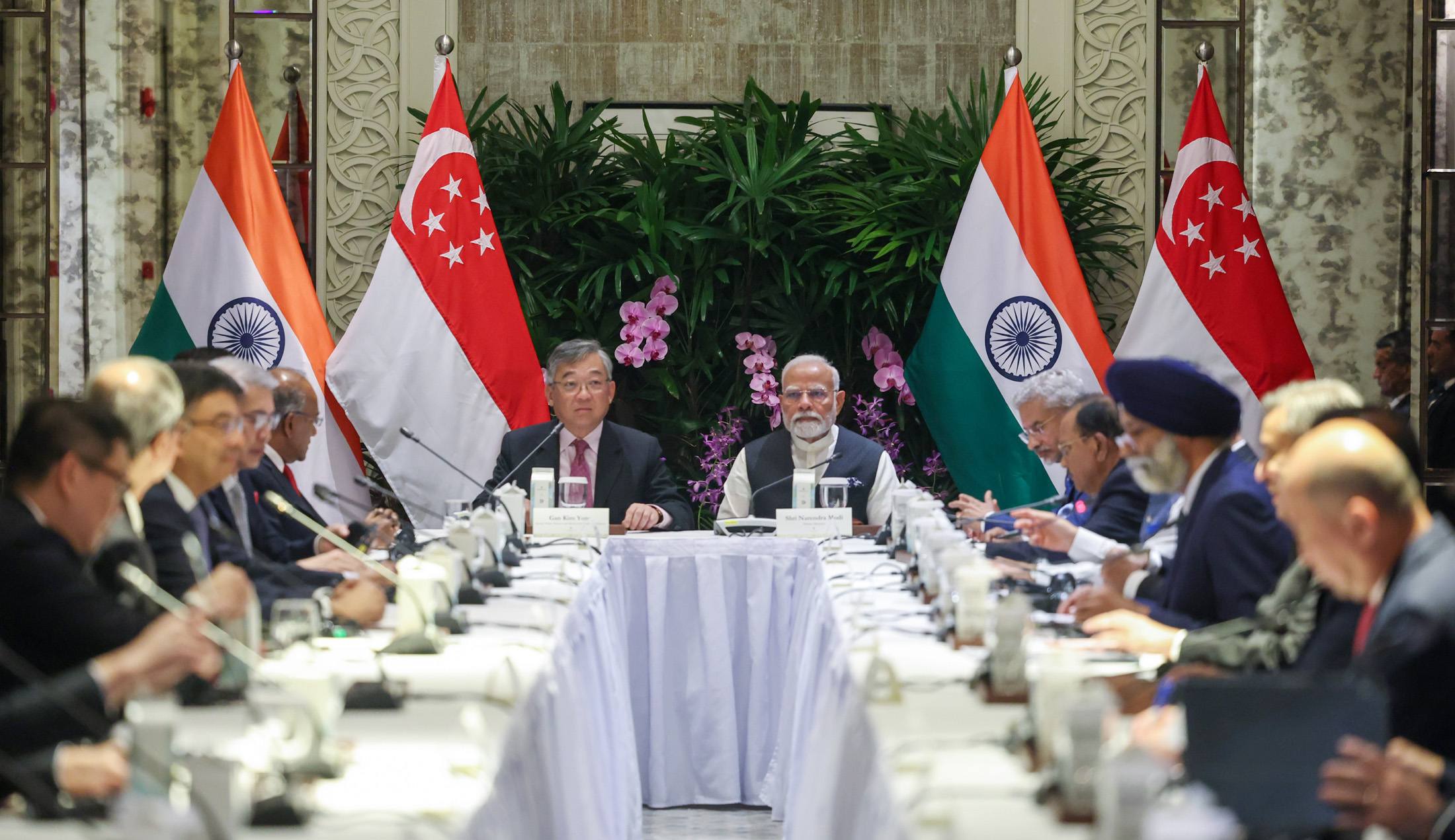 Prime Minister Narendra Modi with business leaders from Singapore