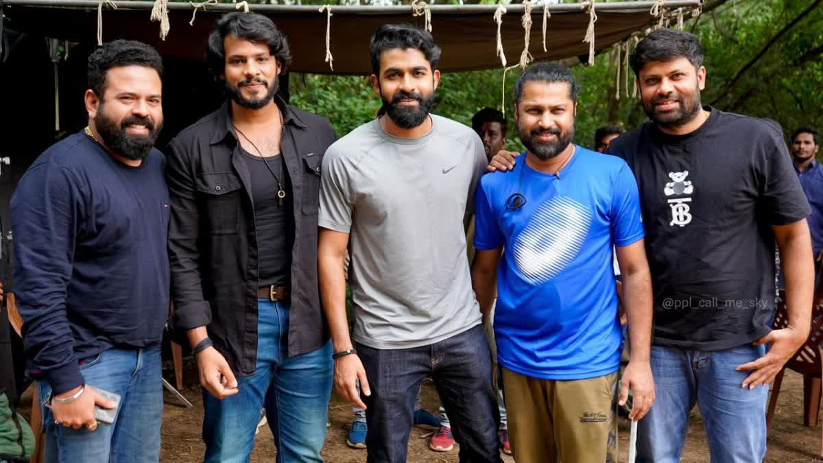 Yuva Rajkumar surprise visit to nikhil kumaraswamy shooting set