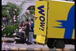 Flipkart's truck 'accidentally' unleashes a money shower in Mumbai streets