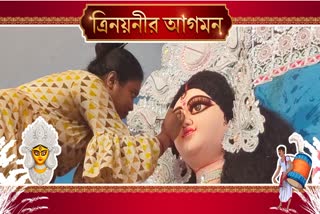 বাড়িতে একরত্তিকে রেখে দুর্গার চিন্ময়ী রূপ দিচ্ছেন মা