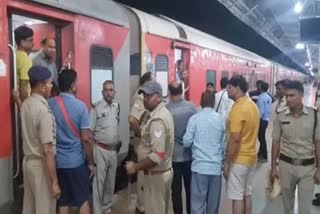 Drunken man urinates on elderly couple in train  സമ്പർക്ക് ക്രാന്തി എക്‌സ്പ്രസ്‌  Sampark Kranti Express  വൃദ്ധ ദമ്പതികളുടെ മേൽ മൂത്രമൊഴിച്ചു  Drunken Man Urinates In Train  മദ്യപിച്ചയാൾ വൃദ്ധ ദമ്പതികളുടെ മേൽ മൂത്രമൊഴിച്ചു  ലഗേജുകൾക്കു മുകളിലും മൂത്രമൊഴിച്ചു  urinated on the luggage  accused was arrested by the RPF  Urinates On Elderly Couple