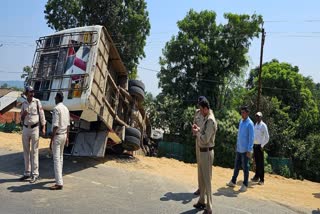 Bus overturns in Narmadapuram