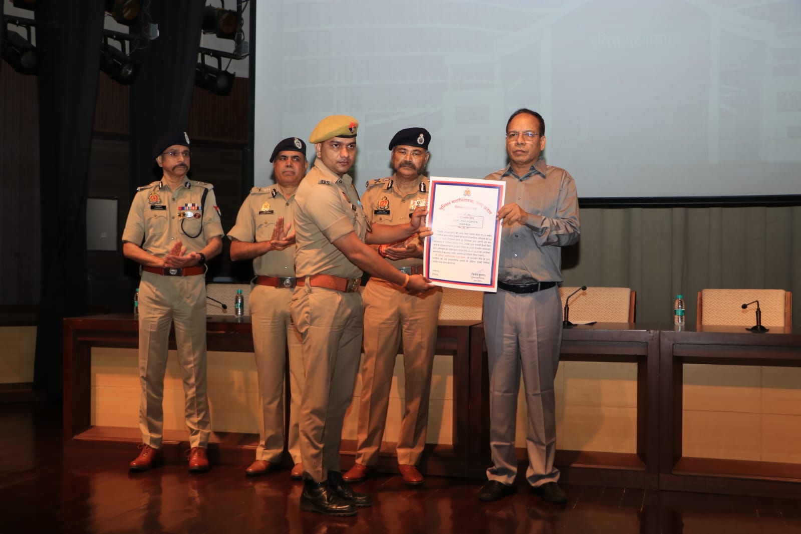 मुख्यालय पर पुलिसकर्मियों को किया गया सम्मानित