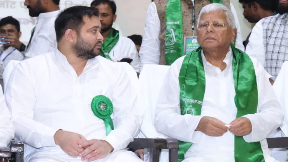 Tejashwi Yadav (L) and Lalu Prasad Yadav (R)