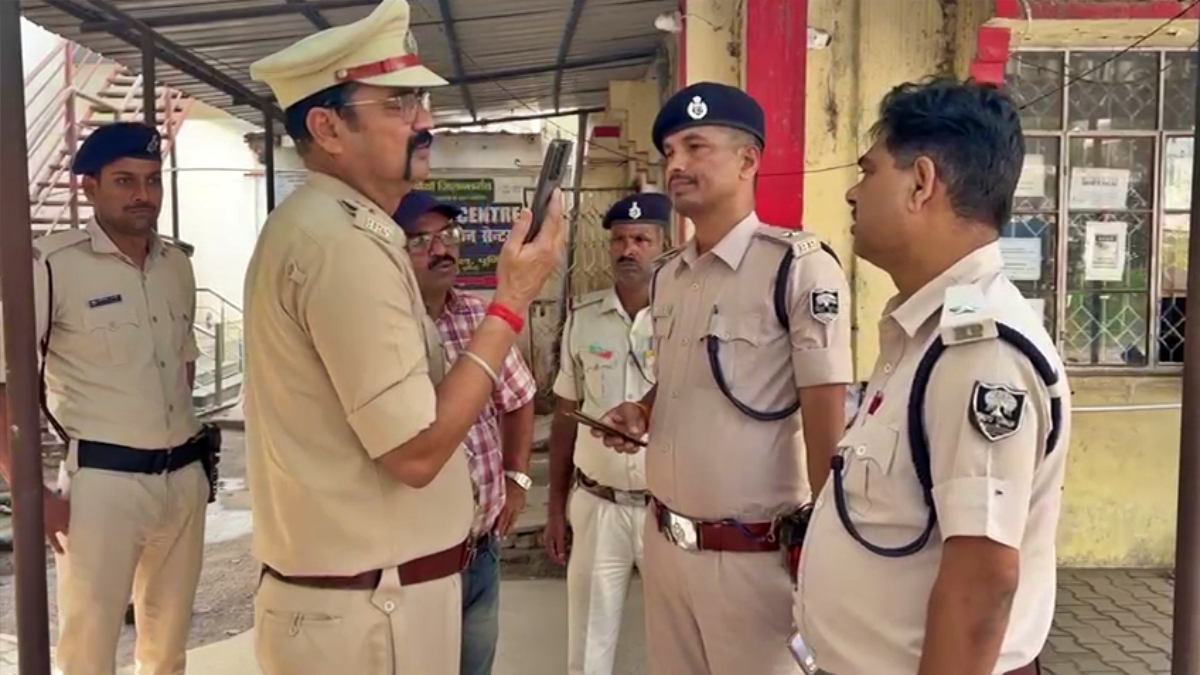 पूर्णिया सदर डीएसपी व अन्य पुलिस कर्मी