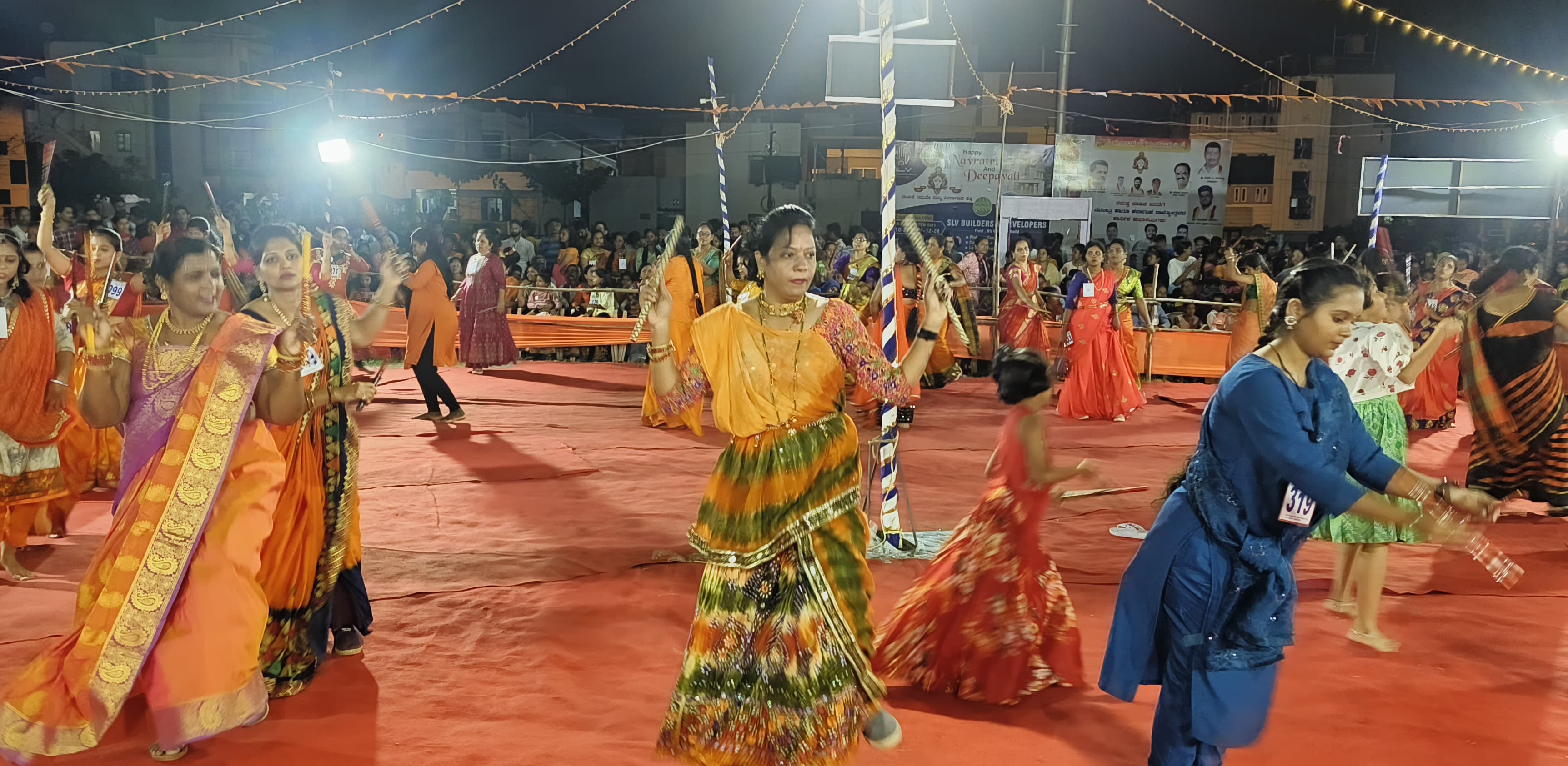 ದಾಂಡಿಯಾ ನೃತ್ಯ ಮಾಡುತ್ತಿರುವ ಮಹಿಳೆಯರು