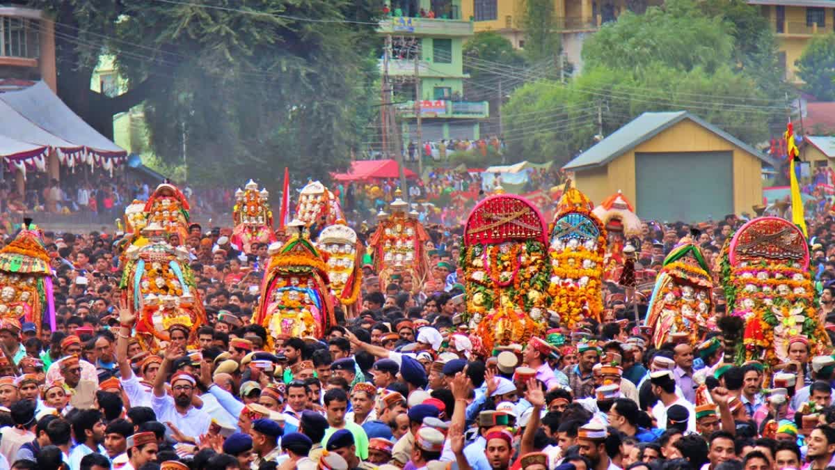 कुल्लू दशहरे के दौरान रथयात्रा में शामिल देवताओं की पालकियां