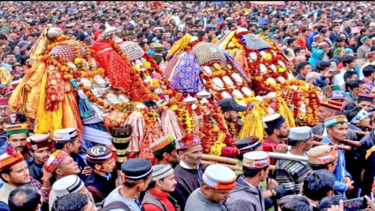 दशहरे के दौरान निकाली गई रथ यात्रा