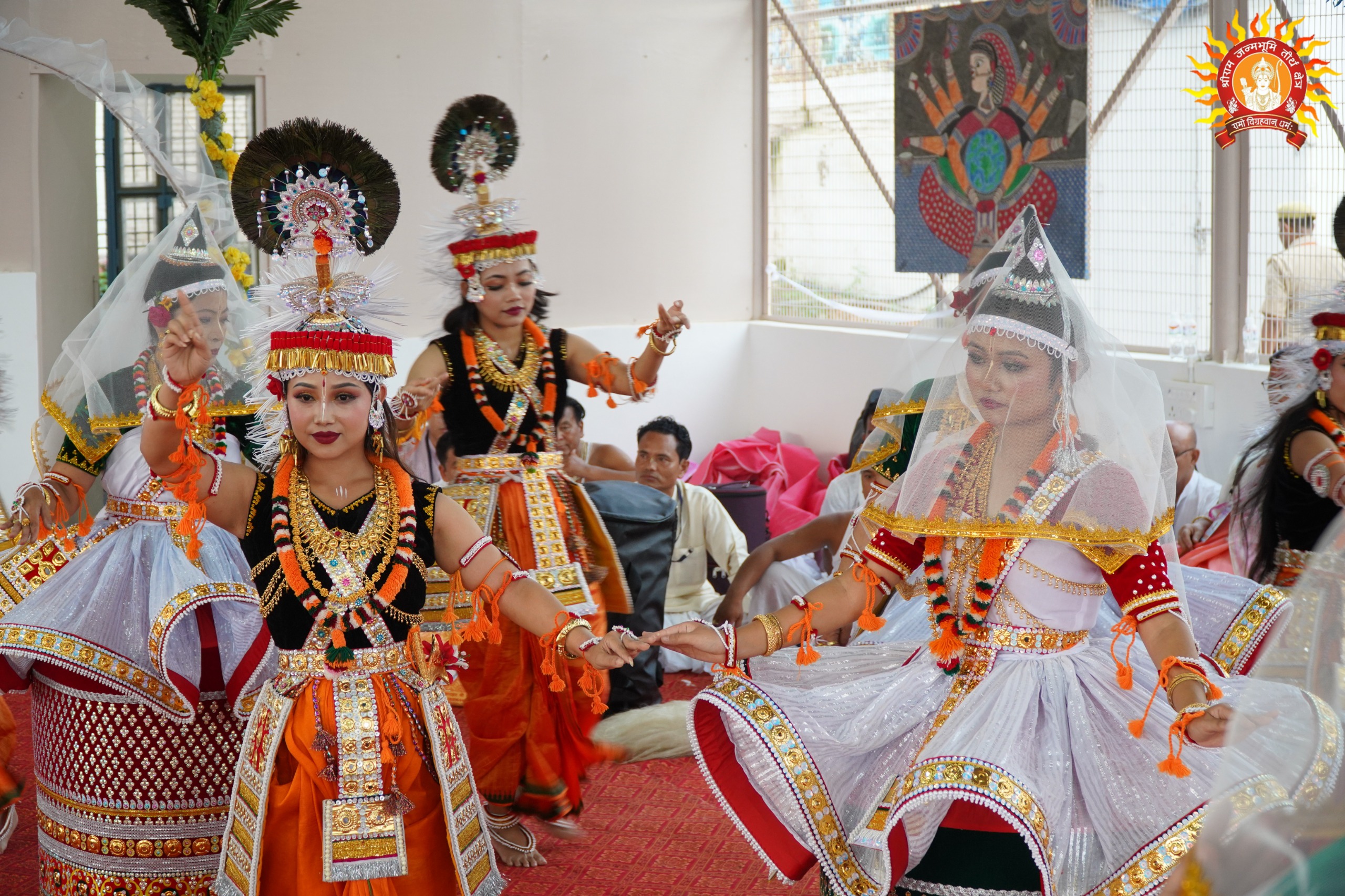 राम मंदिर में रासलीला का मंचन करते मणिपुर के कलाकार.