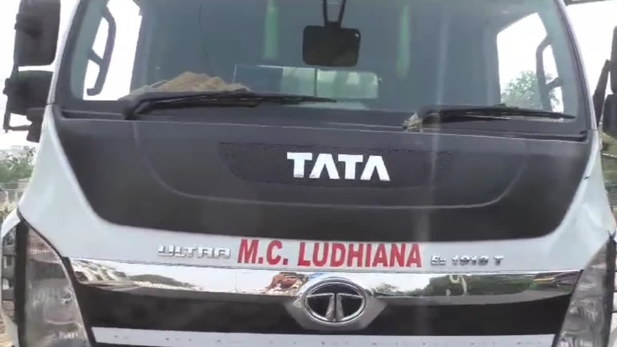 retired policeman died due to truck coming down in Ludhiana