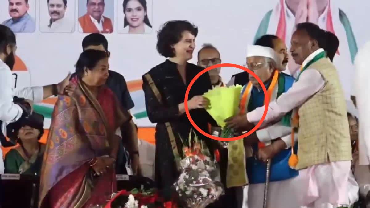 Etv Bharat Priyanka Gandhi receives bouquet without flowers  Priyanka Gandhi Bouquet Viral Video  പ്രിയങ്കാ ഗാന്ധിക്ക് വ്യത്യസ്‌തമായ പൂച്ചെണ്ട്  പ്രിയങ്കാ ഗാന്ധി  പ്രിയങ്കാ ഗാന്ധി പൂച്ചെണ്ട്  പ്രിയങ്കാ ഗാന്ധി വൈറൽ വീഡിയോ  Madhya Pradesh Election  മധ്യപ്രദേശ് തെരഞ്ഞെടുപ്പ്