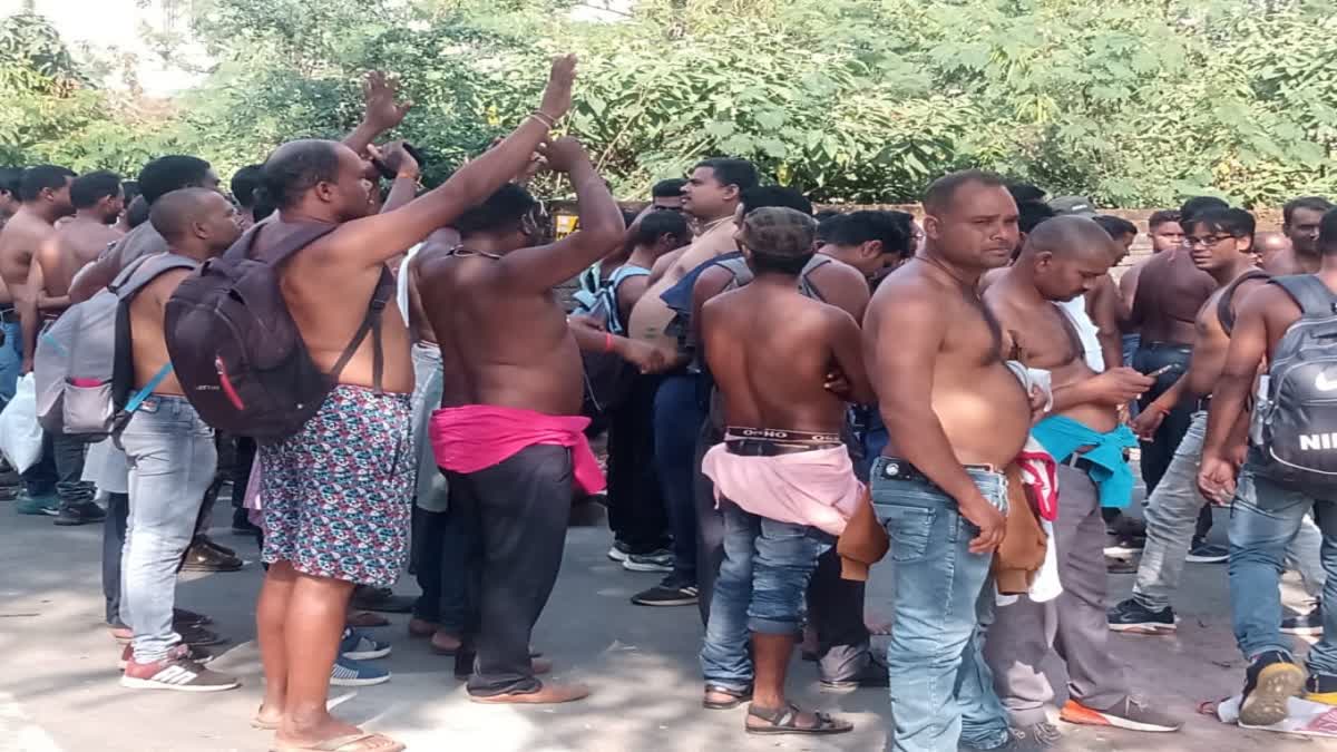 panchaayat sachivaalay svayansevak protest