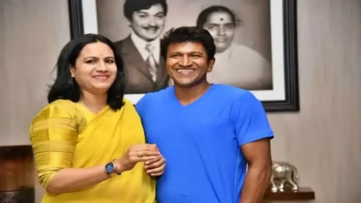 Ashwini Puneeth Rajkumar fulfills the wish of appu fan who is suffering from cancer