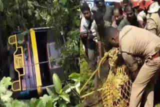 Auto rickshaw accident  accident  അപകടം  ഓട്ടോറിക്ഷ താഴ്‌ചയിലേക്ക് മറിഞ്ഞു  Auto accident  വാഹനാപകടം  യാത്രക്കാര്‍ക്ക്‌ പരിക്ക്‌  Passengers injured in auto rickshaw accident  Passengers injured accident  ഓട്ടോയിൽ ഇടിച്ച് താഴ്‌ചയിലേക്ക് മറിഞ്ഞു  ദമ്പതികൾ ഉൾപ്പടെ മൂന്ന് പേർക്ക് പരിക്ക്