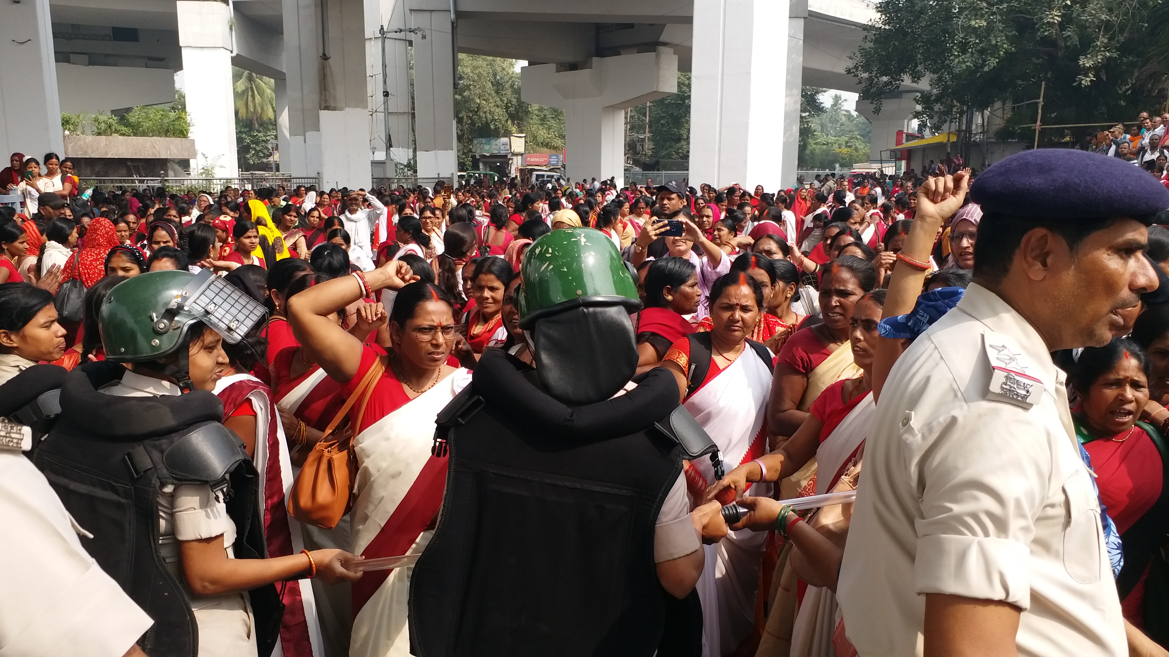आंगनबाड़ी कार्यकर्ताओं को आर ब्लॉक पर रोकती महिला पुलिस