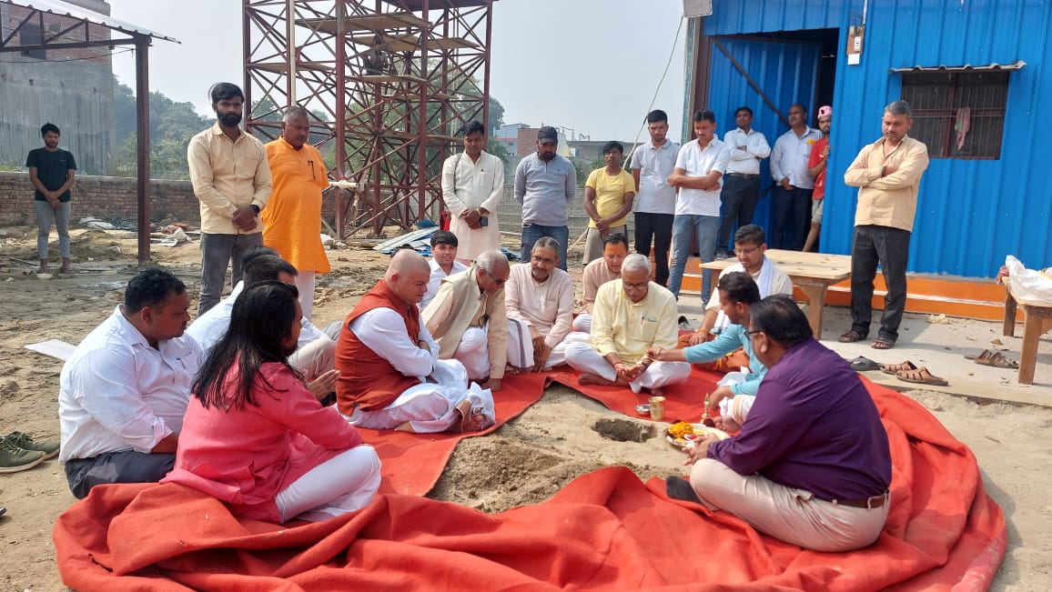 अयोध्या में हवन-पूजन करते राम जन्मभूमि क्षेत्र के महासचिव चंपत राय और अन्य लोग