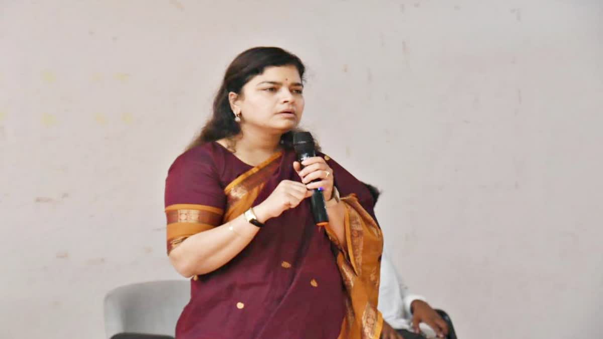 poonam mahajan