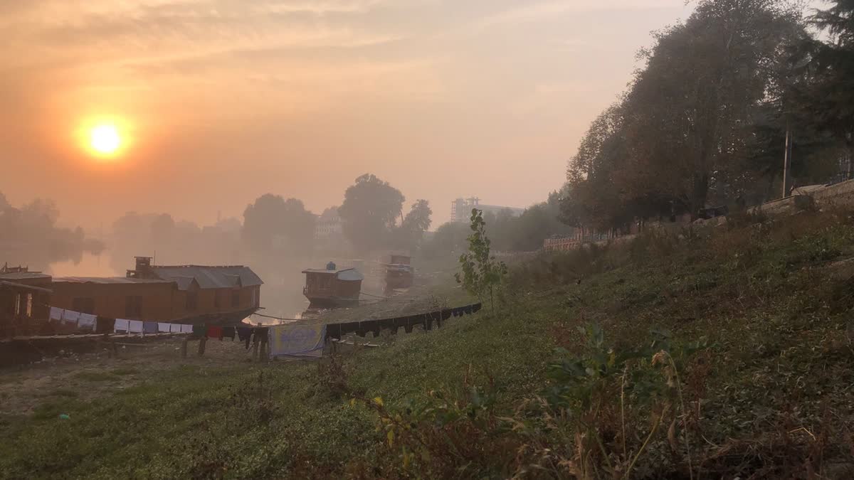 A view of river Jhelum amid prolonged dry spell in Kashmir which has sharply lowered water levels in major reservoirs across the Valley