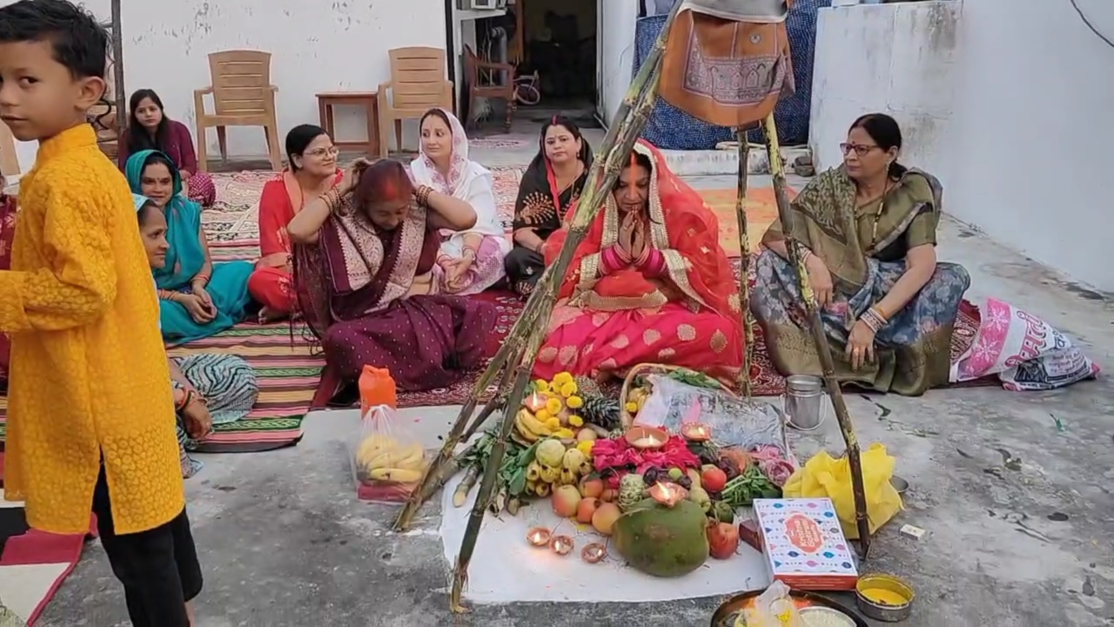 women worship Chhath Maiya