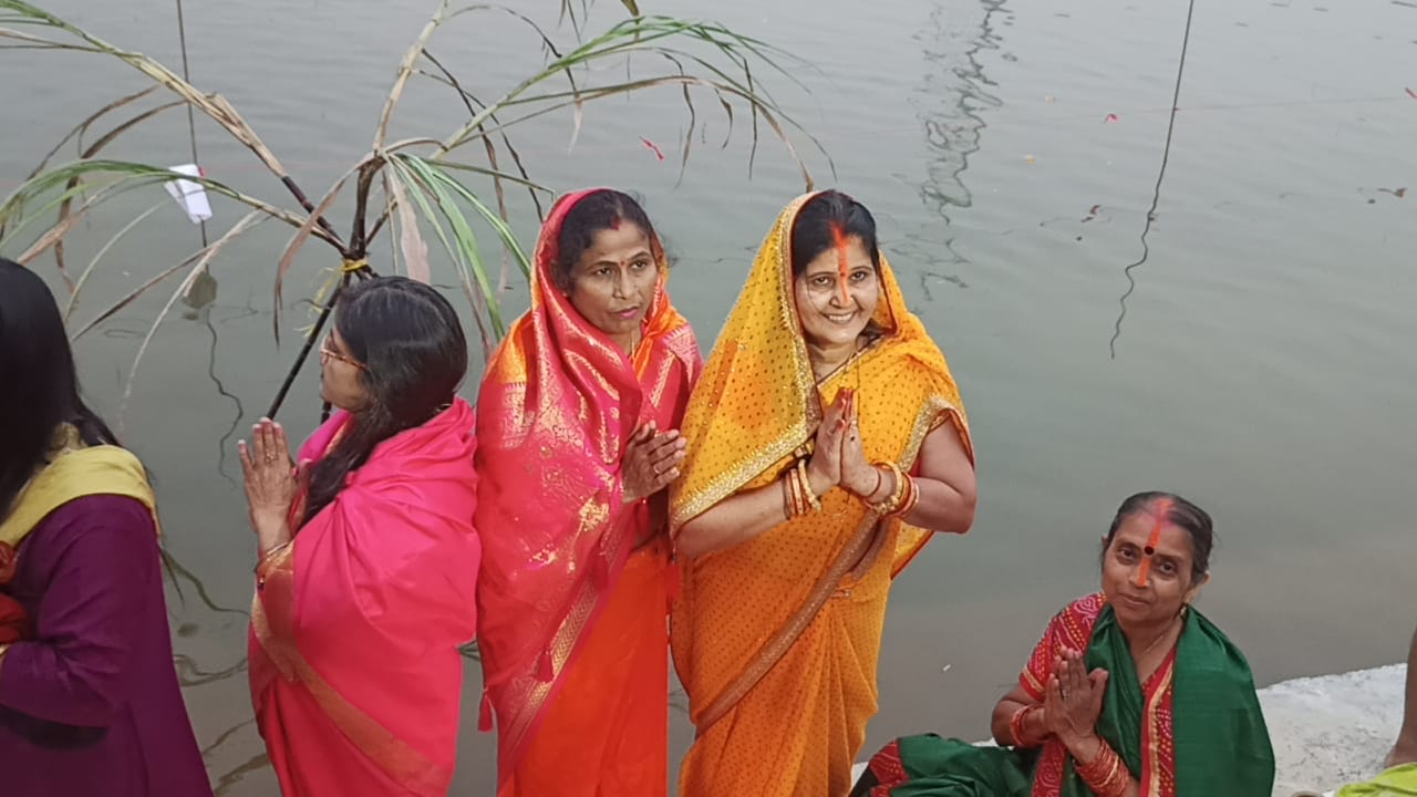 devotees-offer-arghya-to-setting-sun-in-jharkhand-on-occasion-of-chhath-puja-2024