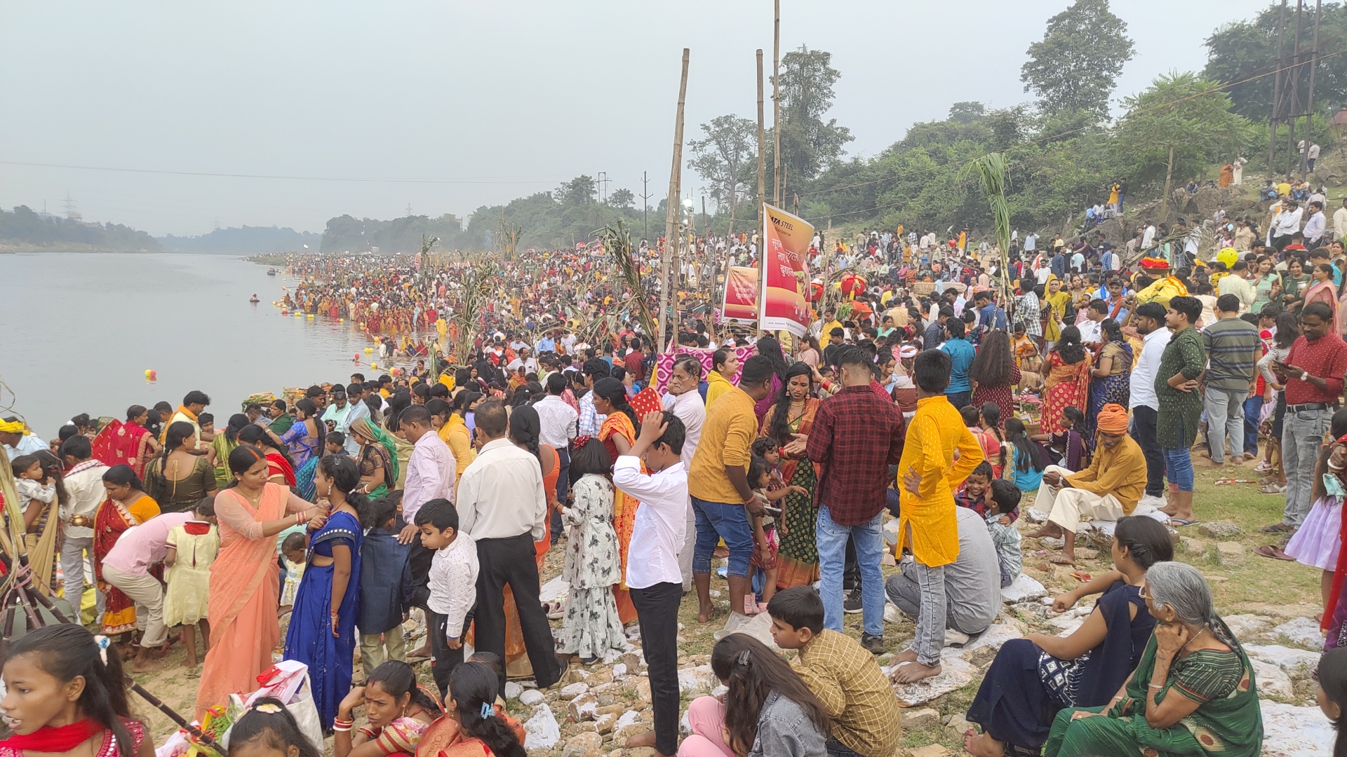 devotees-offer-arghya-to-setting-sun-in-jharkhand-on-occasion-of-chhath-puja-2024