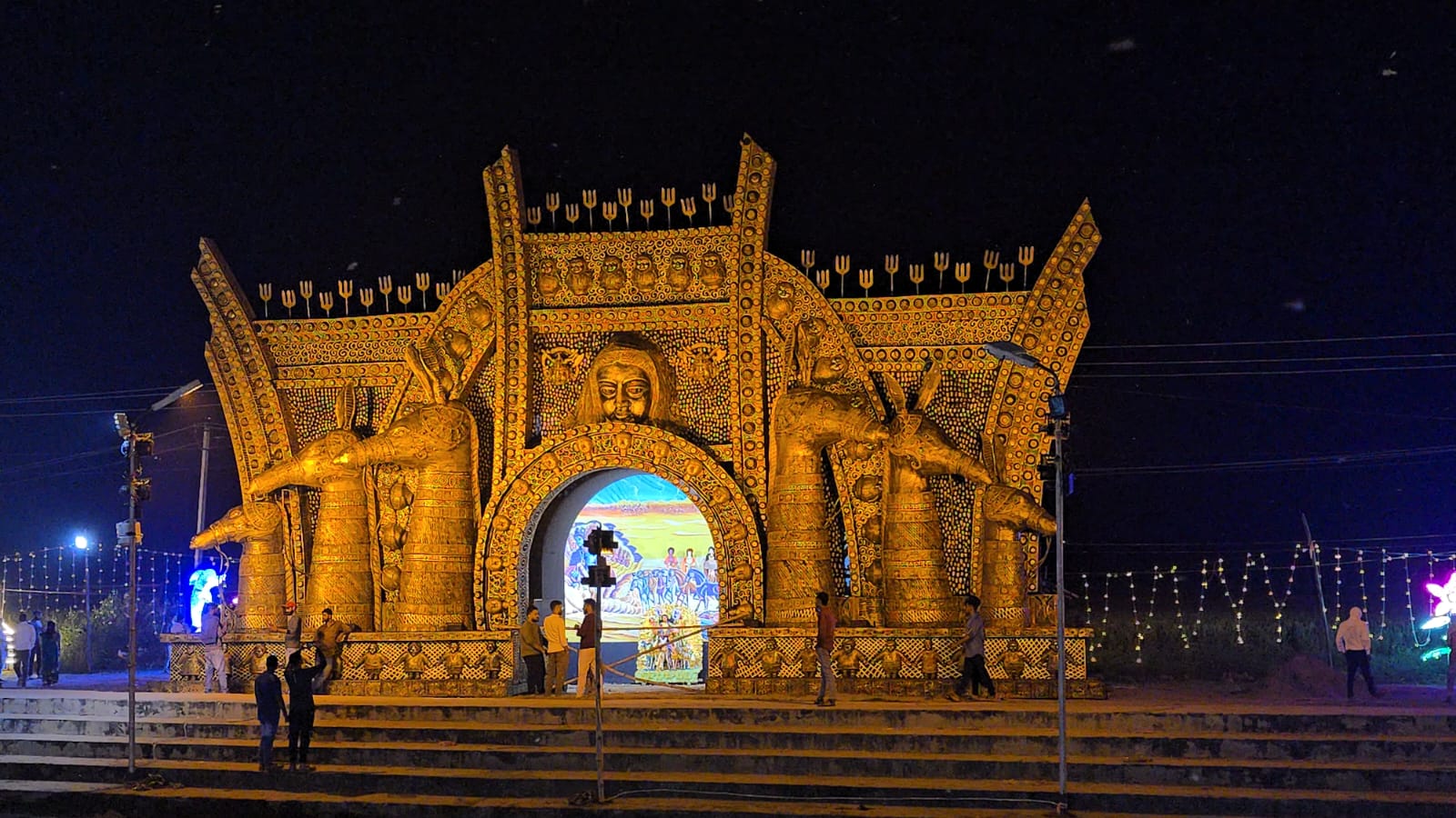 Vande Bharat Express train format pandal became center of attraction at Dhanwar Chhath Ghat in Giridih