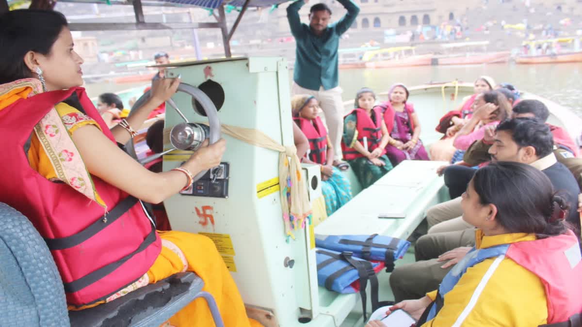 Maheshwar women operate boats