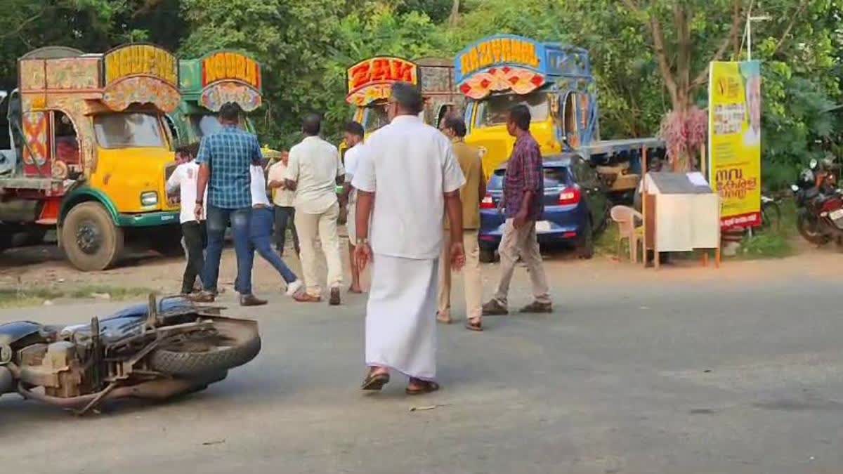 DYFI Attacked KSU In Navakerala Sadas  KSU Black Flag Against Navakerala  Navakerala In Aluva  KSU Protest Against Navakerala  നവകേരള സദസ്‌  കെഎസ്‌യു പ്രവര്‍ത്തകര്‍ക്ക് ഡിവൈഎഫ്ഐയുടെ മര്‍ദനം  മാധ്യമ പ്രവര്‍ത്തകര്‍  നവകേരള സദസിന് കരിങ്കൊടി  നവകേരള സദസിന് കെഎസ്‌യു കരിങ്കൊടി  നവകേരള സദസിനെതിരെ കരിങ്കൊടി  നവകേരള സദസിനെതിരെ ആലുവയില്‍ കരിങ്കൊടി  മുഖ്യമന്ത്രിക്ക് നേരെ കരിങ്കൊടി