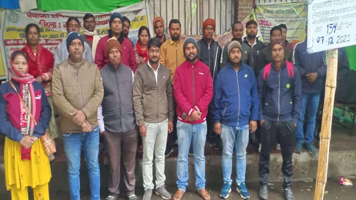 Panchayat Sachivalaya Swayamsevak protest in front of Raj Bhavan despite bad weather in Ranchi