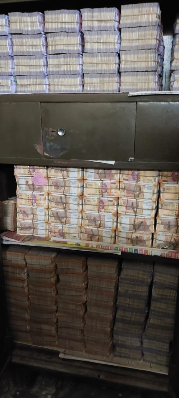 More Than 300 Crores Of Cash Seized During IT Raid