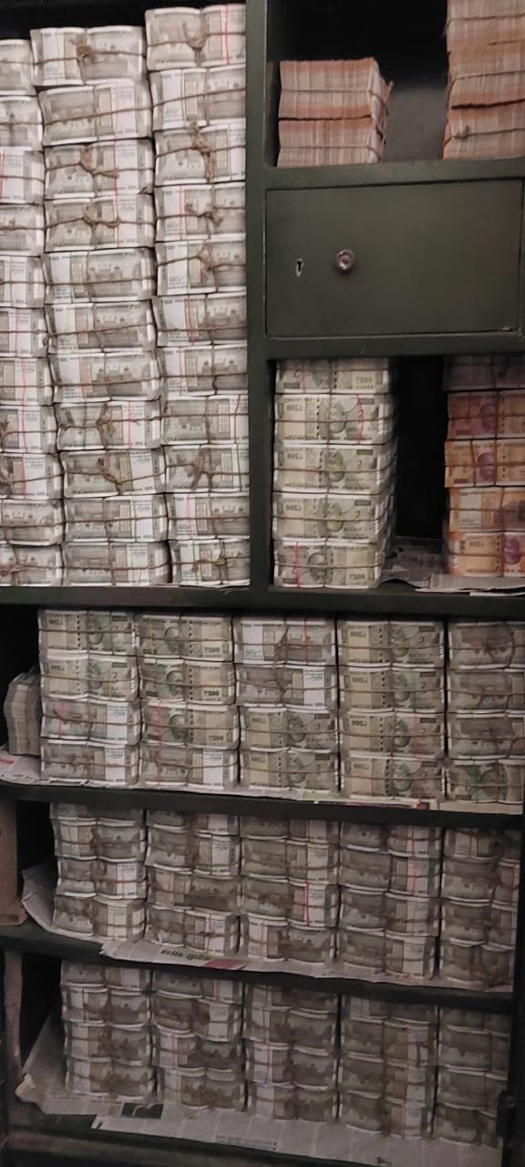 More Than 300 Crores Of Cash Seized During IT Raid