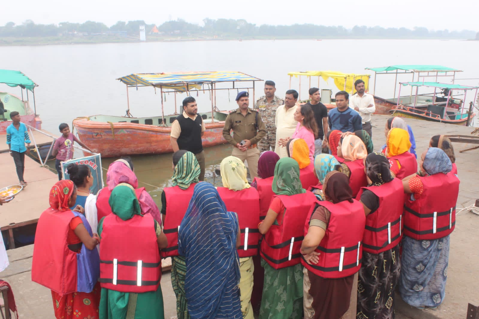 Maheshwar women operate boats